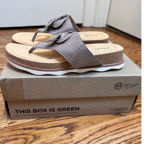 Clarks Brynn Style Flat Sandal Taupe Metallic Flip Flop Sz 7.5 Flower Embellish - Picture 3 of 7